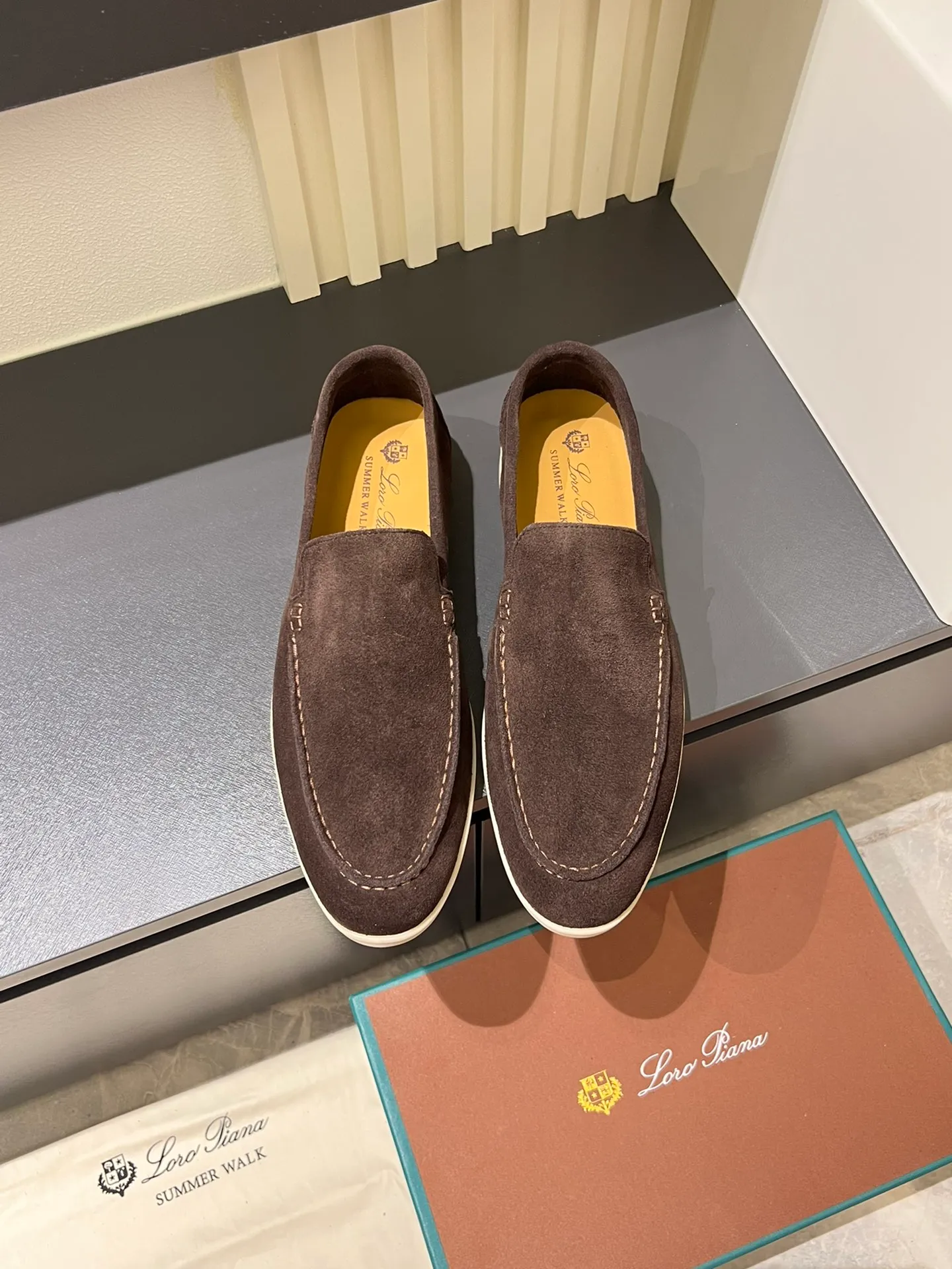 Men's shoes 💰p360 "Loro men's shoes 💰pian'*" Classic L men's shoes for couples 💰p Top version British flat loafers, a must-have item in old money style, the minimalist design is eye-catching and durable, a plus point for dressing The soft foot feel and texture are outstanding. They don’t scratch your feet and are very nice. They are matched with soft and waxy soles. They can be worn daily for a long time without getting tired. They are easy to wear, versatile and classic items, with perfect foot feel and texture! Imported cashmere fabric, the lining is made of imported A-grade water-dyed cow lining, the top version of the genuine leather midsole is sewn with pure handmade mark thread! Size: Female 35-40 (34. Customized) Male 38-44 (45.46. Customized)